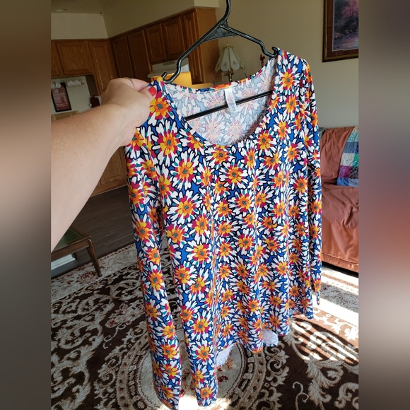 NWOT gleaming gardenias top, lularoe - Picture 15 of 15